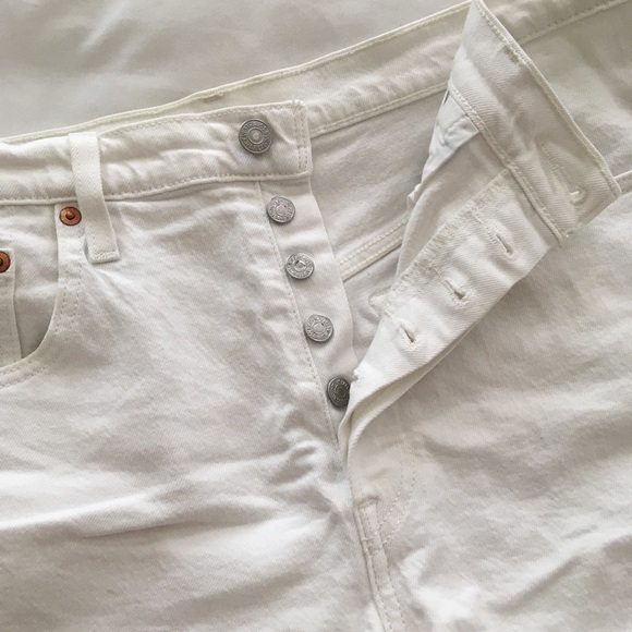 Levi’s 501 White High Rise Cutoff Short - Picture 3 of 6